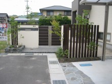 落ち着きのある門